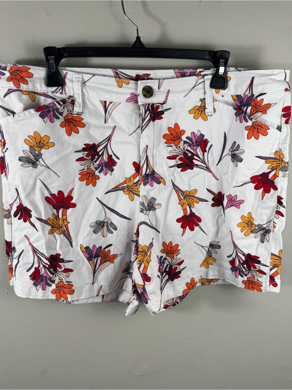 St. John's Bay White Floral Print Cotton Shorts size 14. 5”inseam